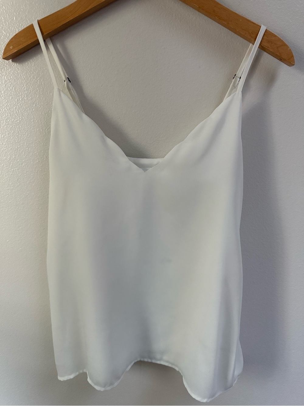 Women’s Scalloped Trim V-Neck Camisole Top